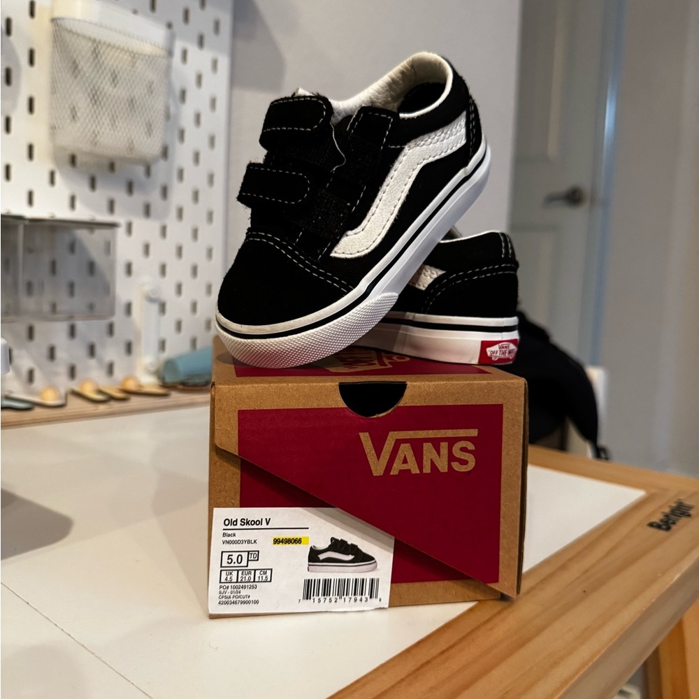 Vans Old Skool V Black and White Kids' Shoes 5C